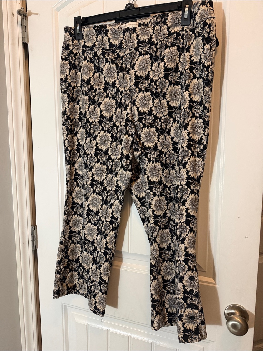 Cato Black Floral Print Cropped Pants